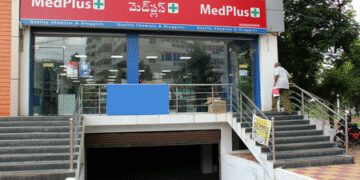 The operational income of MedPlus Health decreased by 3.3 percent on a quarterly basis during the January-March period