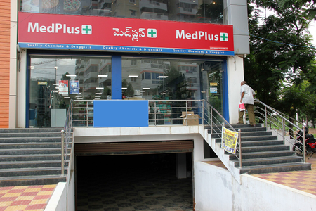The operational income of MedPlus Health decreased by 3.3 percent on a quarterly basis during the January-March period