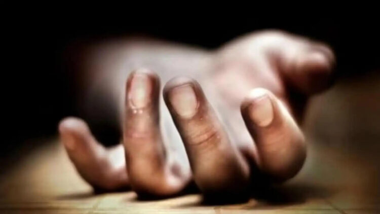 The person was in objectionable hall with two real sisters, the husband of one reached and then ..., this murder mystery will surprise