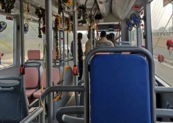 The way of taking tickets in Delhi DTC bus changed, those who travel short will not be able to disturb buses now. Money from UPI will be deducted.