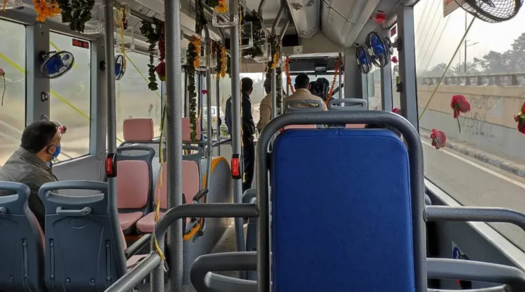 The way of taking tickets in Delhi DTC bus changed, those who travel short will not be able to disturb buses now. Money from UPI will be deducted.