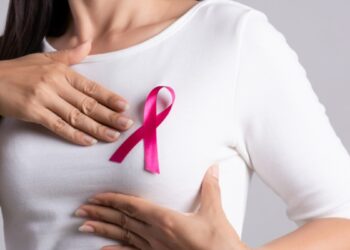These serious signs start appearing in women due to breast cancer, in these methods at home