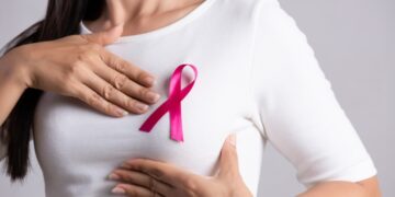 These serious signs start appearing in women due to breast cancer, in these methods at home