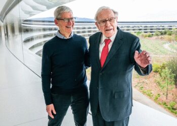 Tim Cook praised Warren Buffett, his knowledge inspired countless people