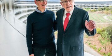 Tim Cook praised Warren Buffett, his knowledge inspired countless people