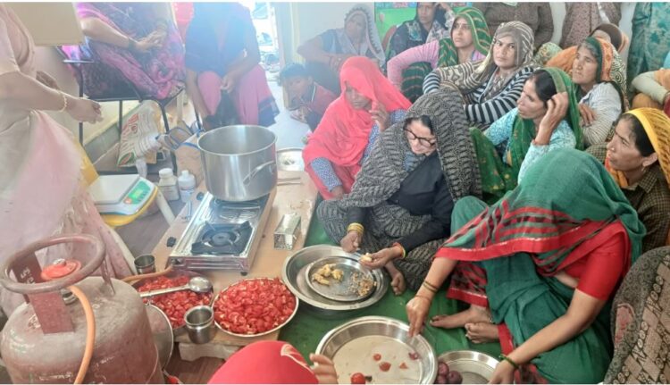 Training to make tomato sauce at Anganwadi center in Deeg, 45 women learned self -employment tricks