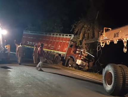 Truck overturned on jeep on Banswara-Udaipur road, four people of the same family died