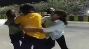 Two girls collided on the road to do this work with boyfriends, video viral, reasons will be shocked
