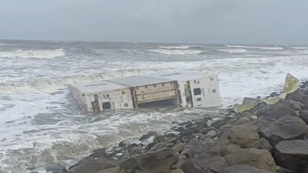 VIDEO: Kochi ship accident: poisonous chemicals spread on many banks after drowning in seasons,