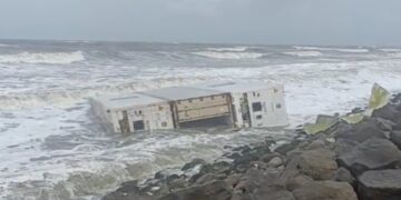 VIDEO: Kochi ship accident: poisonous chemicals spread on many banks after drowning in seasons,