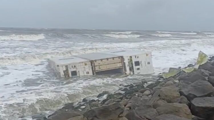 VIDEO: Kochi ship accident: poisonous chemicals spread on many banks after drowning in seasons,