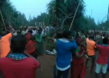 Violent clashes in two groups for breaking Kevda flowers, assaulted with knives, sickle and sticks