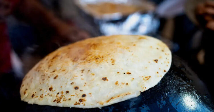 When asked for hot bread, the daughter -in -law took the cum -cuttings of the mother -in -law, like this, Kalyugi daughter -in -law did the painful end of the quarrel