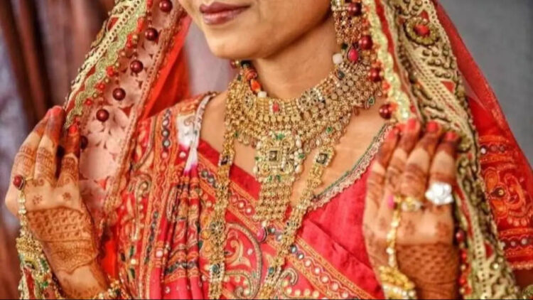 When the bride returned after spending 5 hours in the parlor, the groom broke the wedding on seeing it, know what is the whole matter?