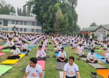 जम्मू-कश्मीर में 11वां अंतरराष्ट्रीय योग दिवस: एलओसी से सटे क्षेत्रों से लेकर शहरों तक, योग के उत्साह ने बांधा समां
