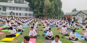 जम्मू-कश्मीर में 11वां अंतरराष्ट्रीय योग दिवस: एलओसी से सटे क्षेत्रों से लेकर शहरों तक, योग के उत्साह ने बांधा समां
