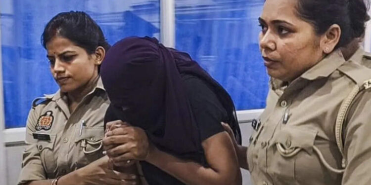 2 The crackers of Sonam and Raj came in love after eating 2 night's lockup! Learn how to make allegations on each other?