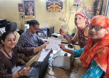 25 thousand rupees per month with Nandani studies, bank's customer service center is earning income