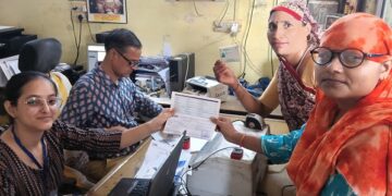 25 thousand rupees per month with Nandani studies, bank's customer service center is earning income