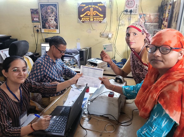 25 thousand rupees per month with Nandani studies, bank's customer service center is earning income