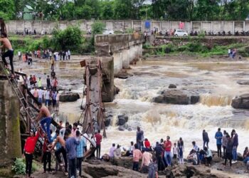 4 people killed, 51 injured due to bridge collapse in Pune; Warning was issued for tourists