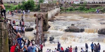 4 people killed, 51 injured due to bridge collapse in Pune; Warning was issued for tourists