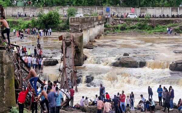 4 people killed, 51 injured due to bridge collapse in Pune; Warning was issued for tourists