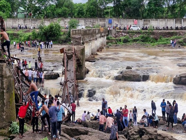 4 people killed, 51 injured due to bridge collapse in Pune; Warning was issued for tourists
