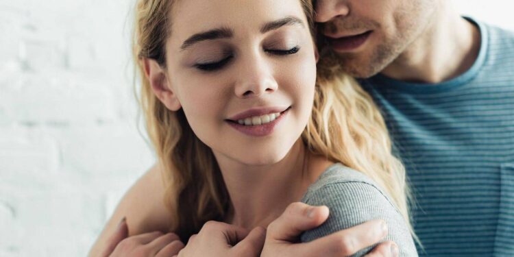आखिर महिलाएं पुरुषों में क्या ढूंढती हैं? 3 मिनट का ये वीडियो आपको बतायेगा वो बाते जो हर महिला चाहती है अपने जीवनसाथी में