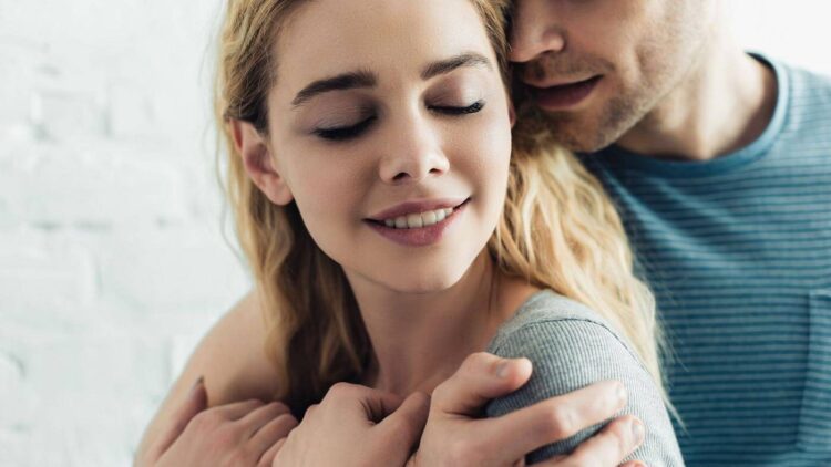 आखिर महिलाएं पुरुषों में क्या ढूंढती हैं? 3 मिनट का ये वीडियो आपको बतायेगा वो बाते जो हर महिला चाहती है अपने जीवनसाथी में