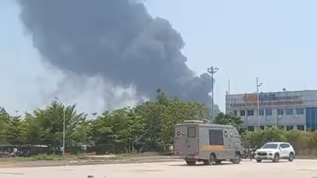 Ahmedabad Plane Crash | Air India Flight Crash | Plane Crashes on Doctors Hostel | 169 Indians Onboard | 242 Passengers Air India | Air India Emergency | Helpline number released! Plain fell on the hostel of doctors, there were 242 people including 169 Indians. News Track in Hindi