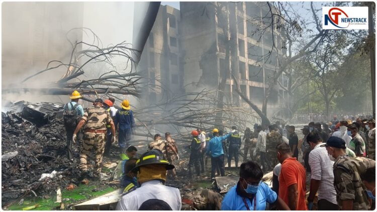 Ahmedabad Plane Crash Death | Ahmedabad Plane Crash | Plane Crash | Plane Crash in Gujarat | Air India Dreamliner | Major Plane Crash News | , Ahmedabad Plane Crash laid so many dead bodies! There were a total of 242 passengers on board, counting of dead bodies may increase now. News Track in Hindi