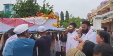 Air India Plane Crash: In the Air India aircraft accident, the only survivors of the survivors Vishwas Ramesh gave the brother's meaning to the shoulder, watching the video will be moist, the eyes will be moist, Vishwas Ramesh, the only survivivor of the air India plane crash, carried his brier's brother; Eyes will get wet after watching the video