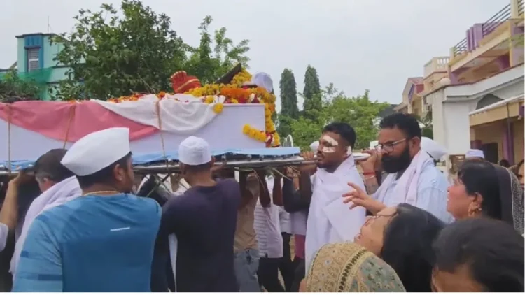 Air India Plane Crash: In the Air India aircraft accident, the only survivors of the survivors Vishwas Ramesh gave the brother's meaning to the shoulder, watching the video will be moist, the eyes will be moist, Vishwas Ramesh, the only survivivor of the air India plane crash, carried his brier's brother; Eyes will get wet after watching the video