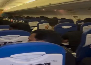 Air India flight in Dubai 5 hours late, nor AC, no water nor any help, anger of passengers exploded