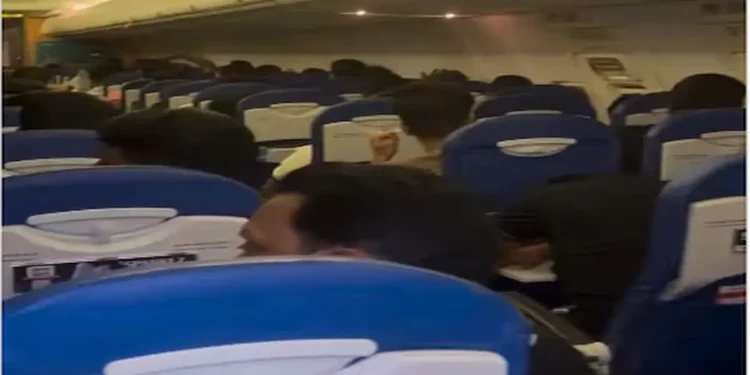 Air India flight in Dubai 5 hours late, nor AC, no water nor any help, anger of passengers exploded