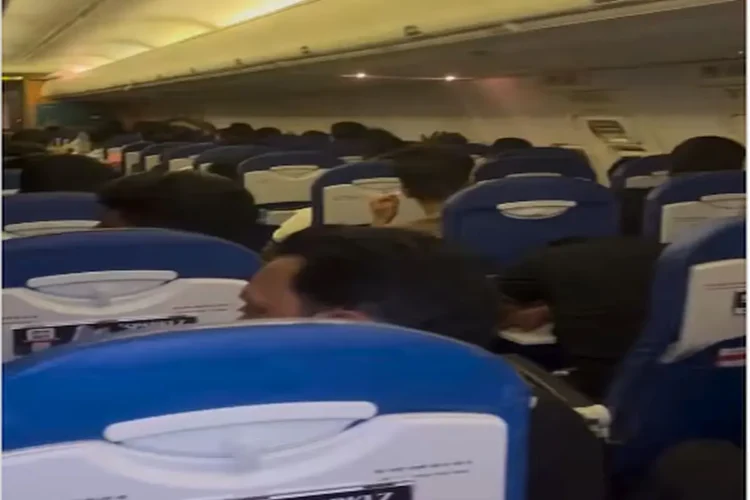 Air India flight in Dubai 5 hours late, nor AC, no water nor any help, anger of passengers exploded