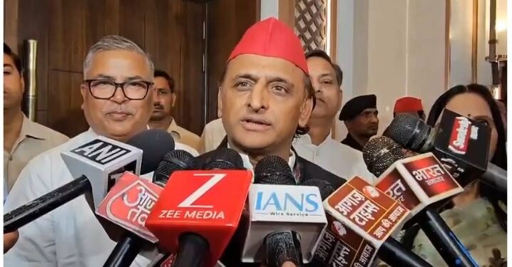 Akhilesh Yadav Asked BJP For 20 Years Accounting and Said No Cordination Between Delhi and Up | UP Politics | Samajwadi Party | Akhilesh Yadav sought a 20-year account from BJP, said- 'There is no coordination between Delhi and Lucknow'. News Track in Hindi