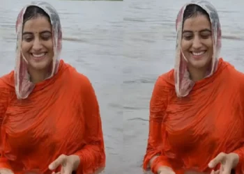 Akshara Singh is taking a dip in the Ganges in Haridwar, the actress shared the video with her sister