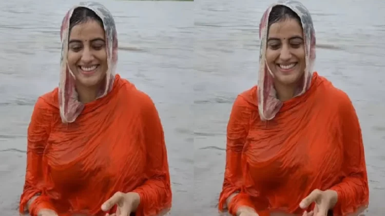 Akshara Singh is taking a dip in the Ganges in Haridwar, the actress shared the video with her sister