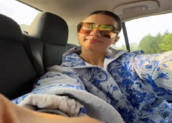 Akshara Singh, who came out on a walk in America, shown a video by making videos in a car