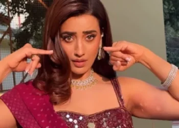 Akshara Singh, who is doing all the work of fans with intoxicating eyes, this video of the actress increased the temperature