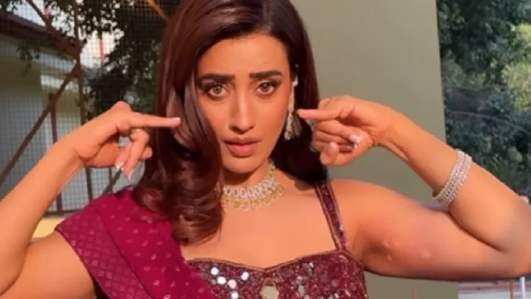 Akshara Singh, who is doing all the work of fans with intoxicating eyes, this video of the actress increased the temperature