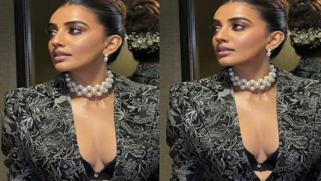 Akshara Singh, who was seen flaunting cleavage in the blazer, will blow the bold style of the actress