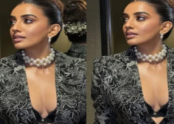 Akshara Singh, who was seen flaunting cleavage in the blazer, will blow the bold style of the actress