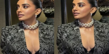 Akshara Singh, who was seen flaunting cleavage in the blazer, will blow the bold style of the actress