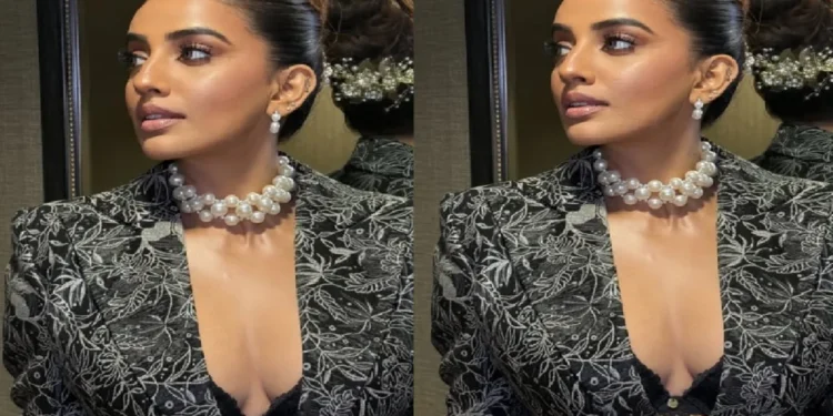 Akshara Singh, who was seen flaunting cleavage in the blazer, will blow the bold style of the actress