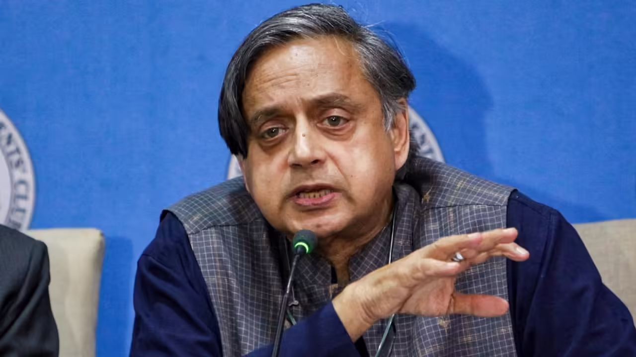 बीजेपी से करीबी की चर्चाओं के बीच शशि थरूर ने पेश की सफाई, बोले -