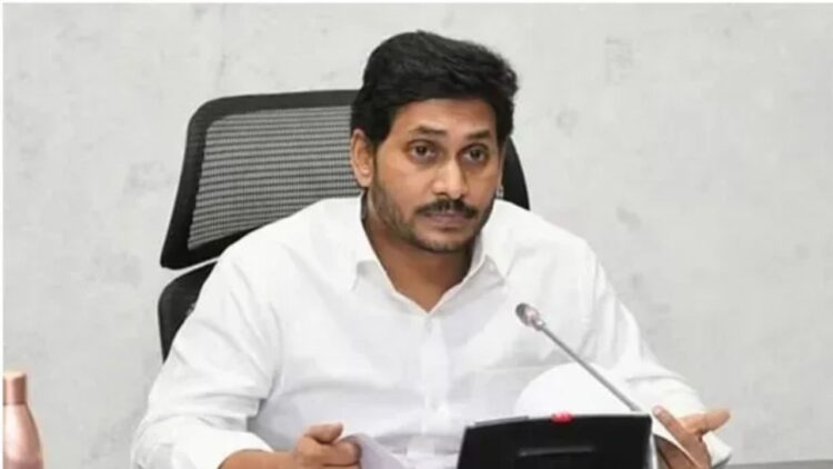 Andhra pradesh ex CM Jagan Mohan Reddy Fir Over Death on Convoy | Jagan Mohan Reddy: FIR lodged on former CM Jagan Reddy, car was offered on the person, death | News Track in Hindi