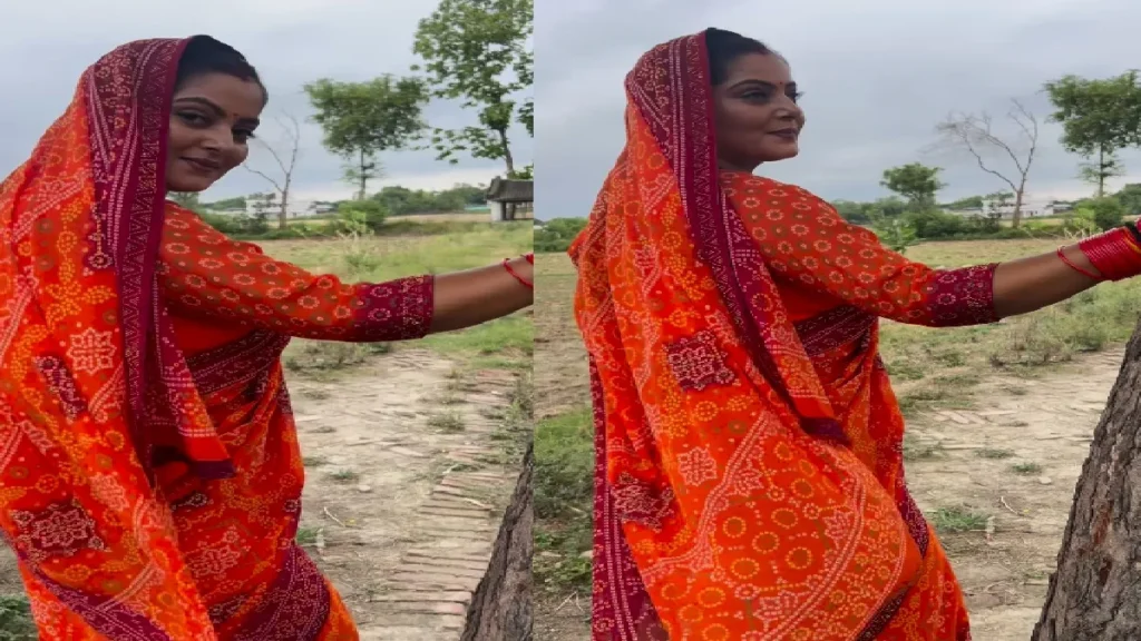 Anjana Singh, a beautiful woman with sixteen adornments, came to see in a romantic style